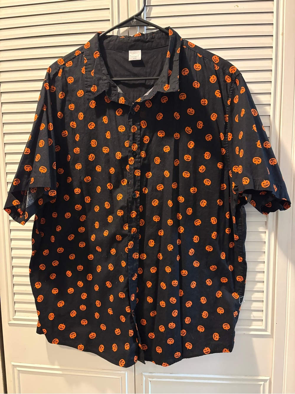 Spirit Black Short-Sleeve Button-Down Shirt with Orange Pumpkin Print